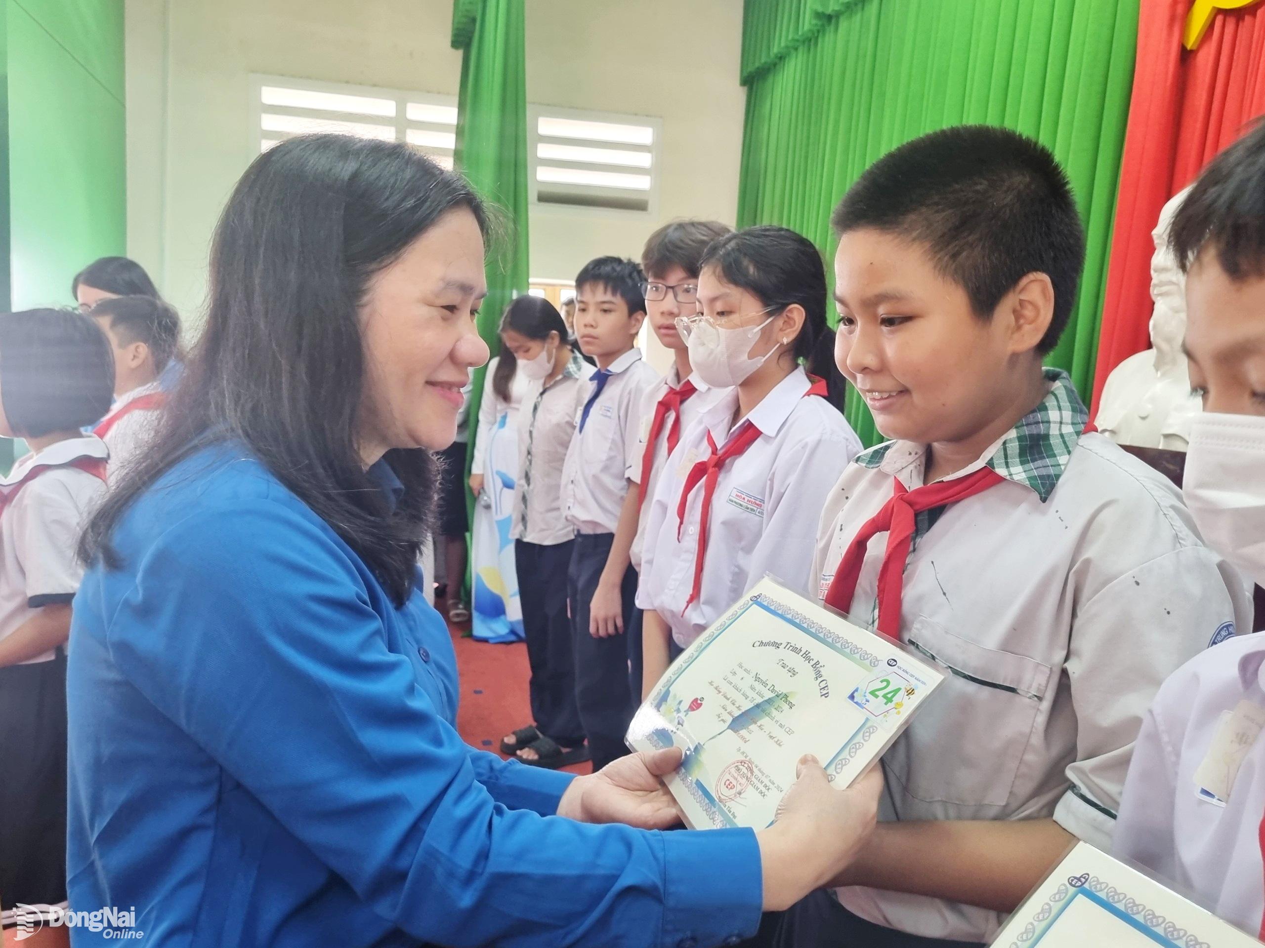 Trao học bổng CEP cho gần 140 học sinh vượt khó, học giỏi