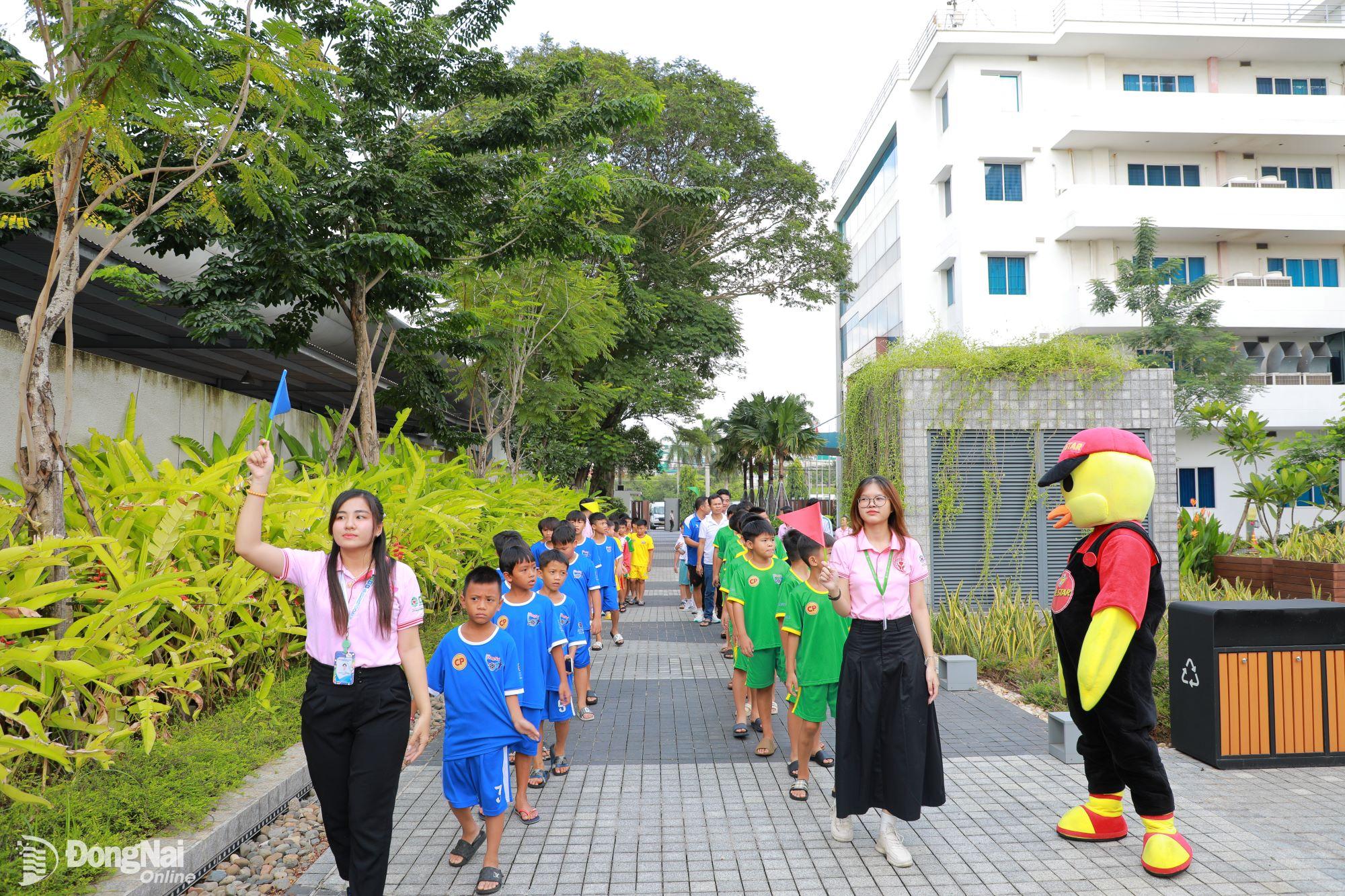 Đoàn đi thăm quan khuôn viên công ty. Đây là doanh nghiệp có tòa nhà được chứng nhân Công trình xây dựng xanh - Leed.