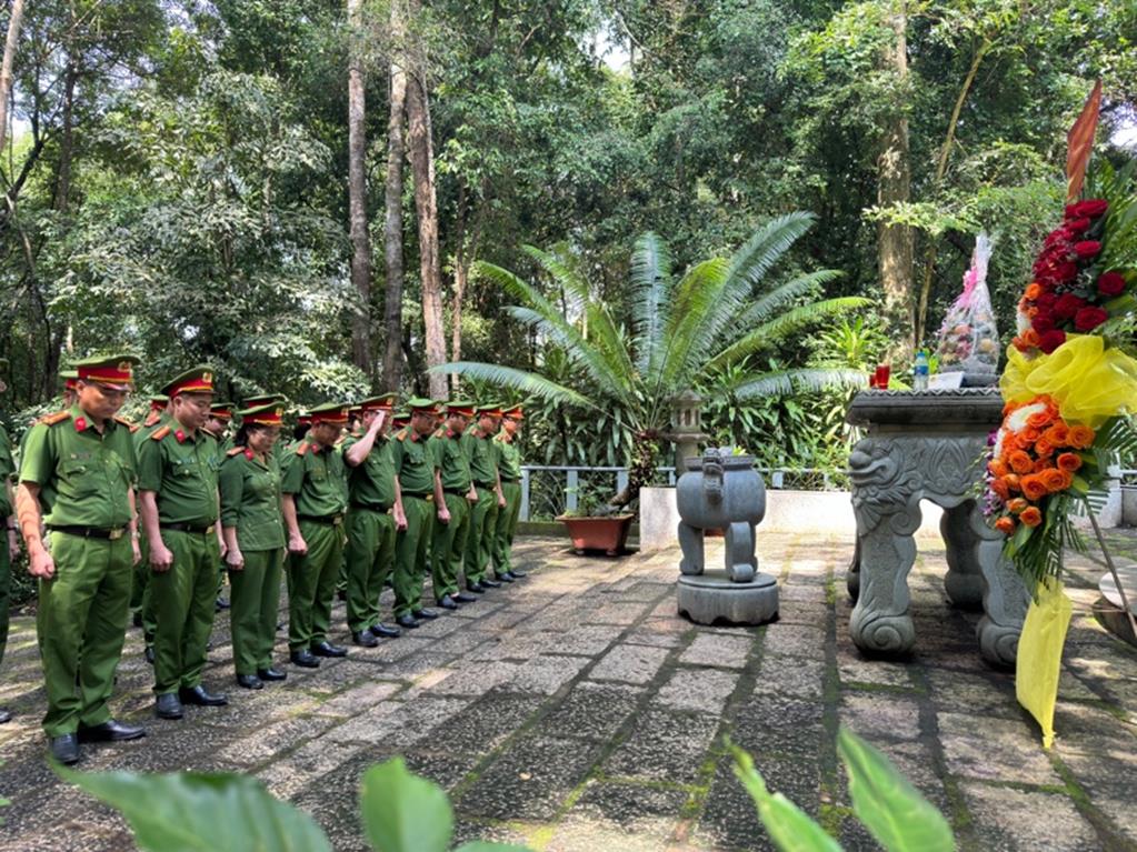 Cán bộ chiến sĩ Phòng Cảnh sát kinh tế Công an tỉnh dâng hương tại Khu di tích lịch sử Chiến Khu Đ. Ảnh: CTV