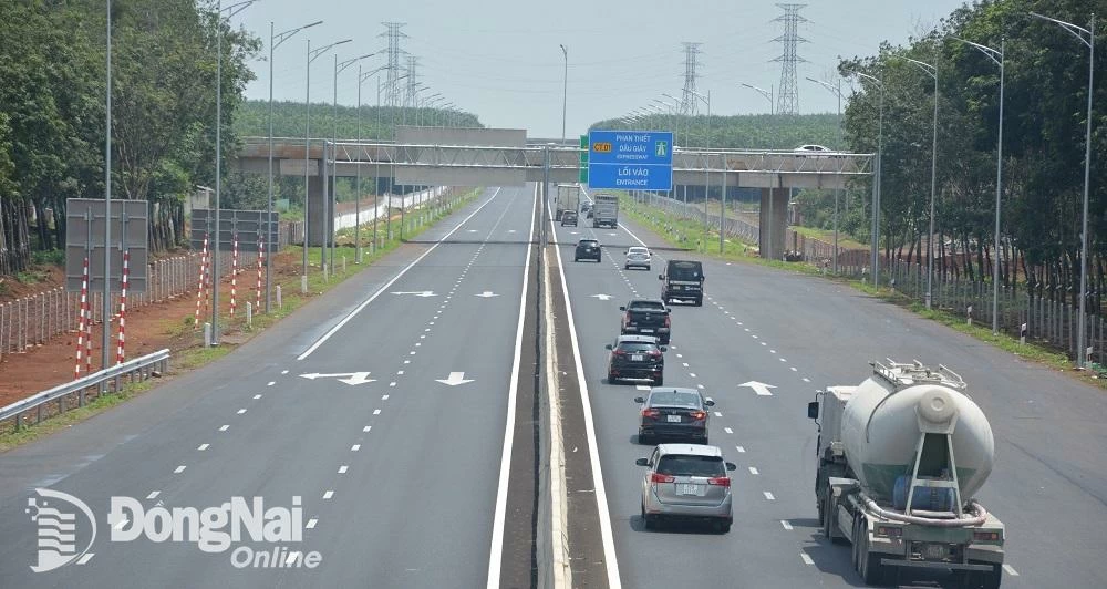 Đường cao tốc Phan Thiết - Dầu Giây hoàn thành và đưa vào sử dụng cuối tháng 4-2023. Ảnh: Phạm Tùng