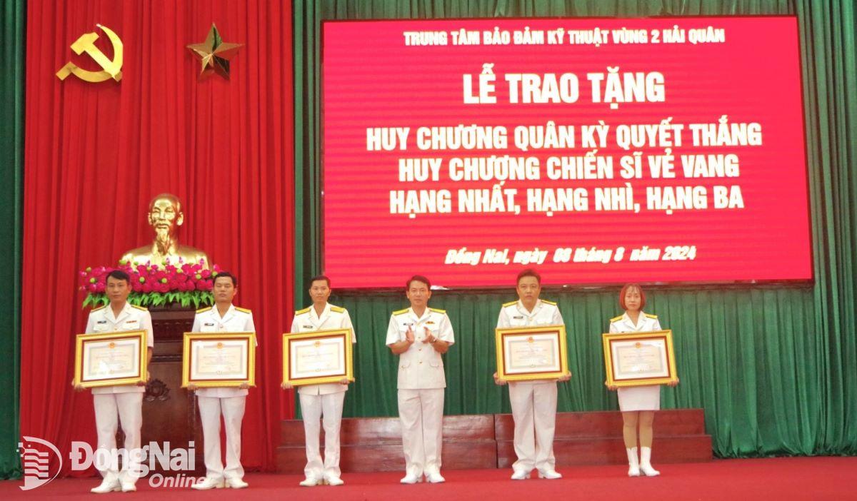 Thừa ủy quyền của Chủ tịch nước, đại tá Nguyễn Thanh Hà, Chỉ huy trưởng Trung tâm trao Huy chương Quân kỳ quyết thắng, Huy chương chiến sĩ vẻ vang hạng Nhất cho quân nhân. Ảnh: ĐVCC