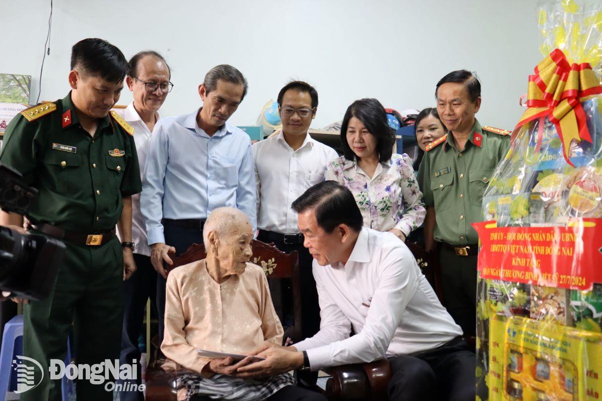 Ủy viên Trung ương Đảng, Bí thư Tỉnh ủy Nguyễn Hồng Lĩnh và đoàn công tác của tỉnh tặng quà mẹ Việt Nam anh hùng Nguyễn Thị Mùi, ngụ phường Tân Tiến, thành phố Biên Hòa. Ảnh: Nguyệt Hà