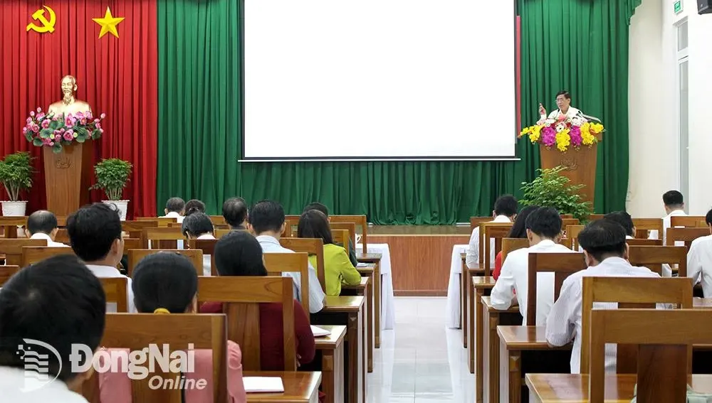 Lãnh đạo Sở Tài nguyên và môi trường thông tin chuyên đề Những nội dung, điểm mới quan trọng của Luật Đất đai 2024 tại một hội nghị báo cáo viên do Ban Tuyên giáo Tỉnh ủy tổ chức. Ảnh: H.Thảo
