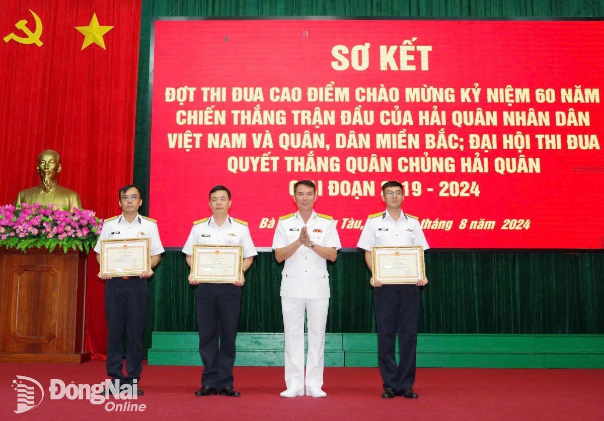 Đại tá Phạm Ngọc Quý, Chủ nhiệm Chính trị Vùng 2 trao các phần thưởng của Vùng 2 cho các tập thể, cá nhân có thành tích trong đợt thi đua cao điểm. Ảnh: Văn Tuệ