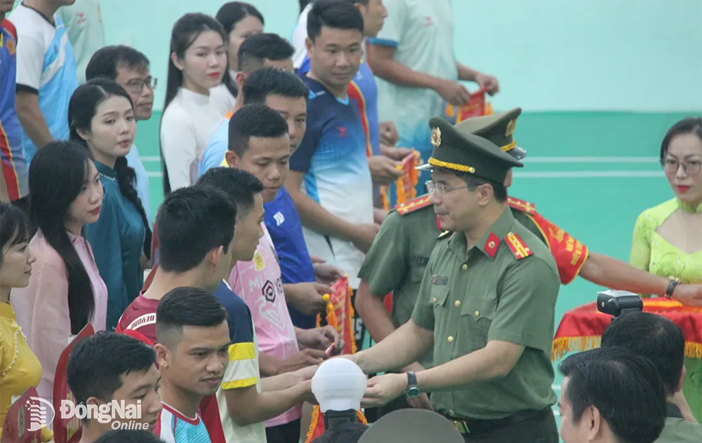 Giám đốc Công an tỉnh, đại tá Nguyễn Hồng Phong trao cờ lưu niệm cho các đội bóng. Ảnh: Trần Danh. 