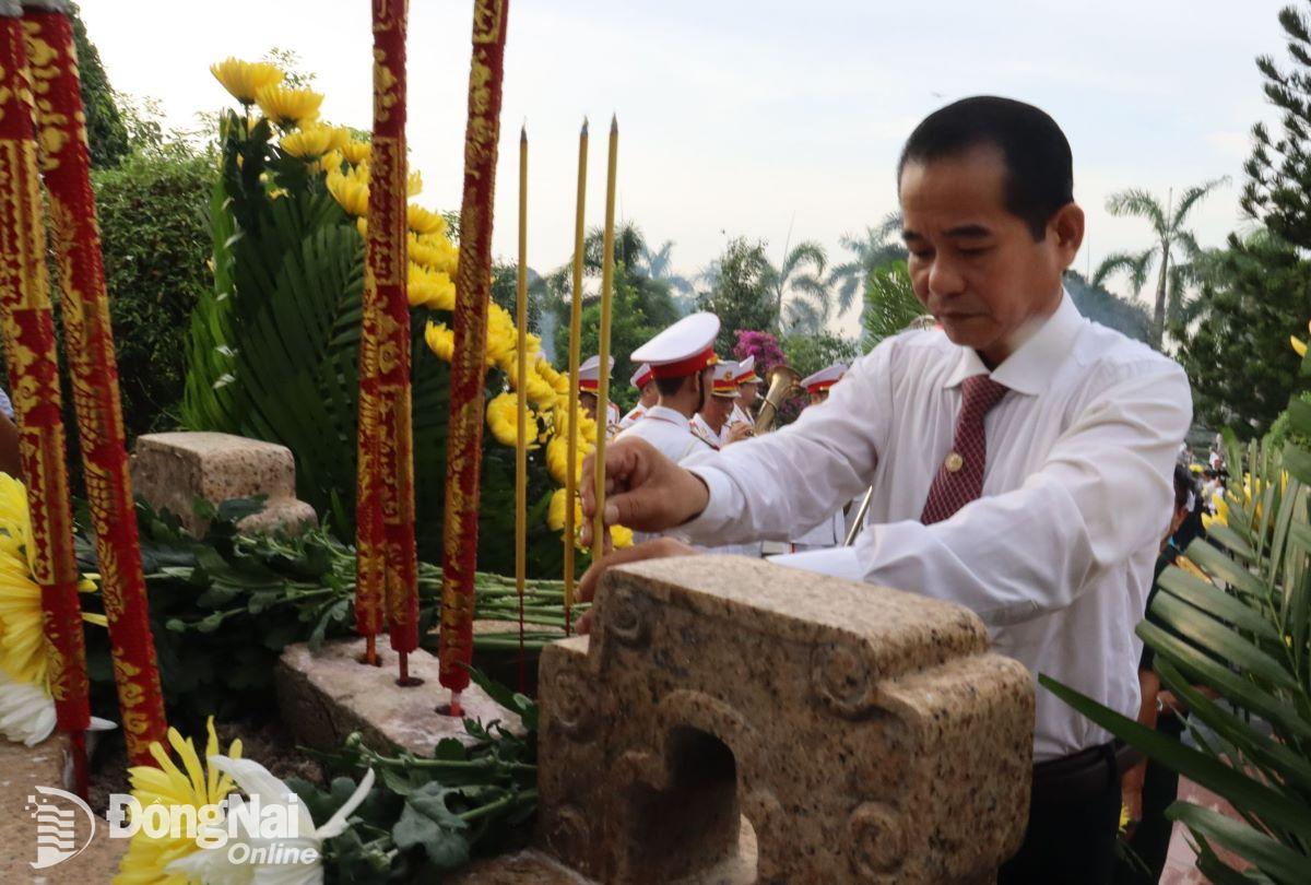 Ủy viên Ban Thường vụ Tỉnh ủy, Chủ tịch HĐND tỉnh Thái Bảo dâng hương, hoa tại Đài tưởng niệm liệt sĩ. Ảnh: Nguyệt Hà