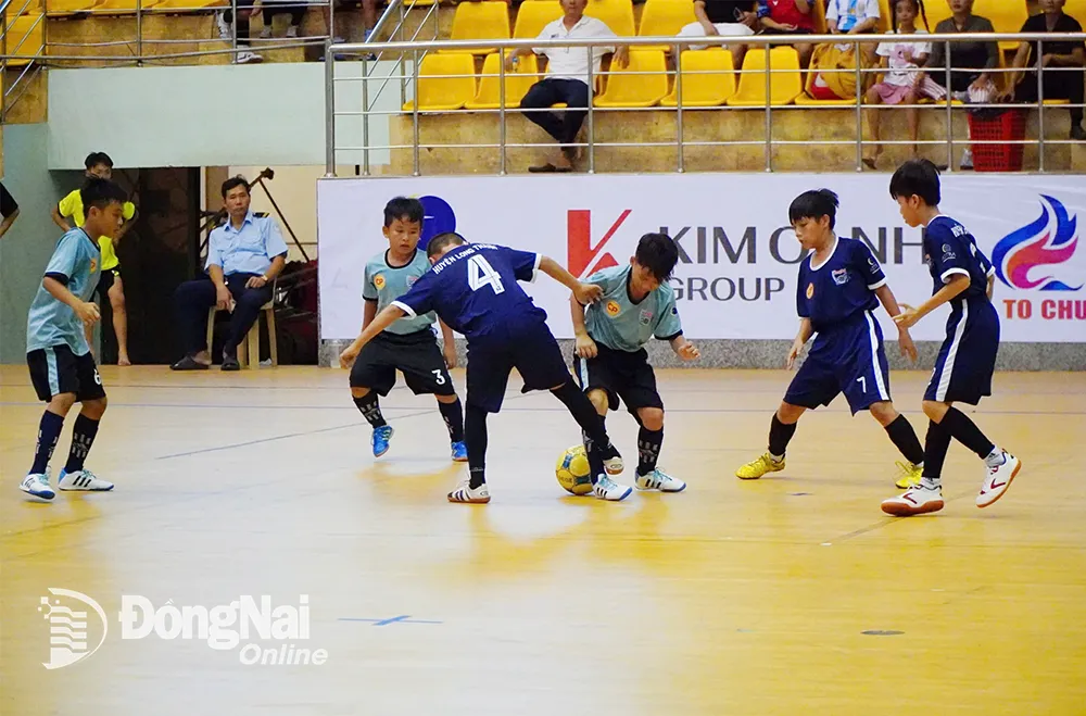 Một tình huống tranh chấp bóng quyết liệt của 2 đội. Ảnh: Thủy Tiên