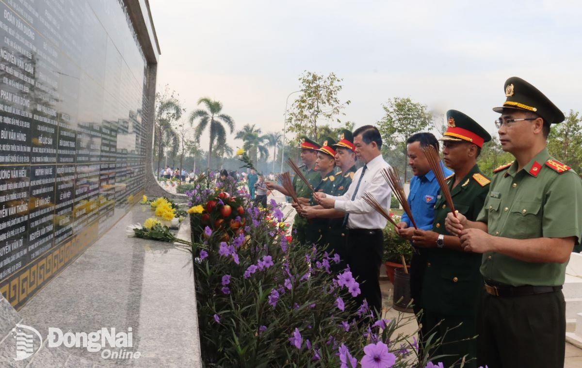 Bí thư Tỉnh ủy Nguyễn Hồng Lĩnh và các đại biểu dâng hương mộ tập thể. Ảnh: Nguyệt Hà