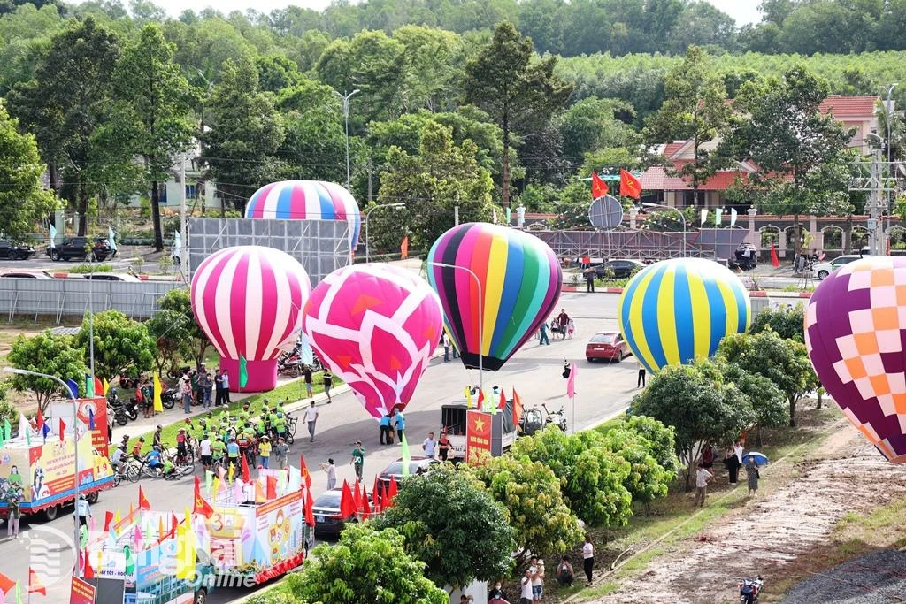 Người dân huyện Nhơn Trạch phấn khởi chào đón nhiều hoạt động mừng 30 năm thành lập huyện. Ảnh: Công Nghĩa