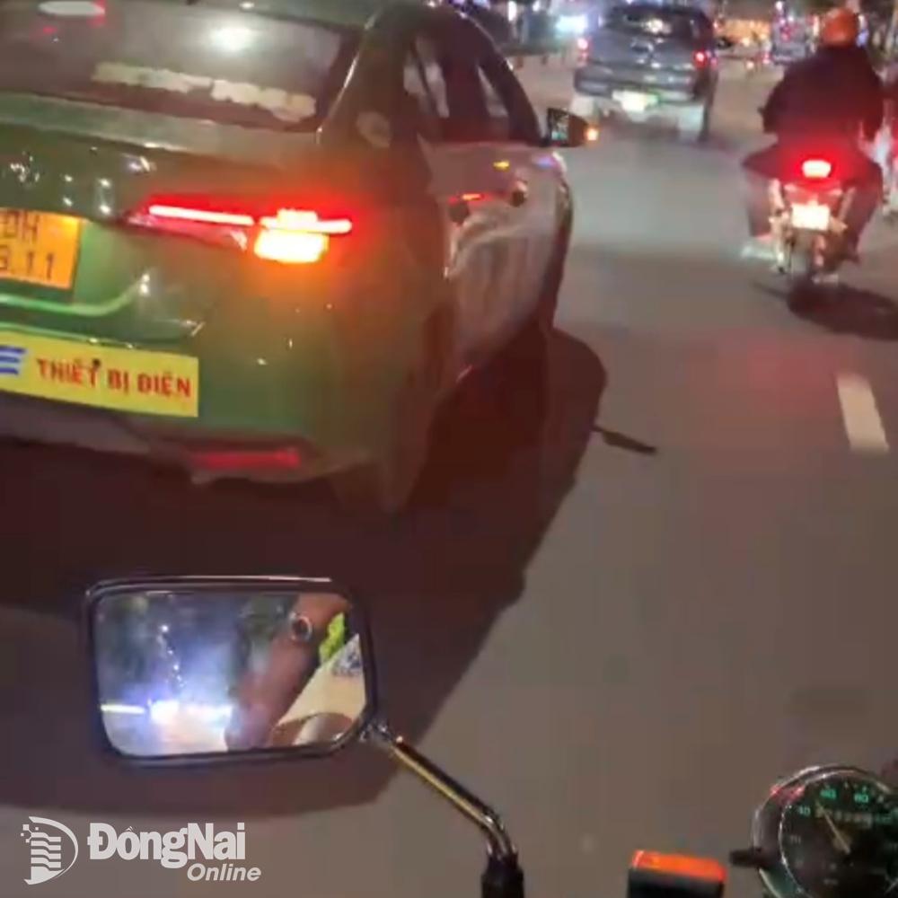 Tổ công tác thuộc Đội Cảnh sát giao thông - trật tự Công an Biên Hòa “mở đường” cho xe taxi chở người đi cấp cứu vào tối 7-8. Ảnh: CTV