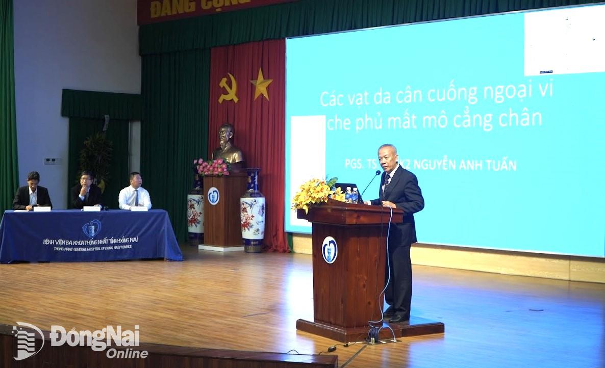 PGS-TS-BS Nguyễn Anh Tuấn, Chủ tịch Liên chi hội vết thương Thành phố Hồ Chí Minh trình bày đề tài tại hội nghị. Ảnh: T.Q