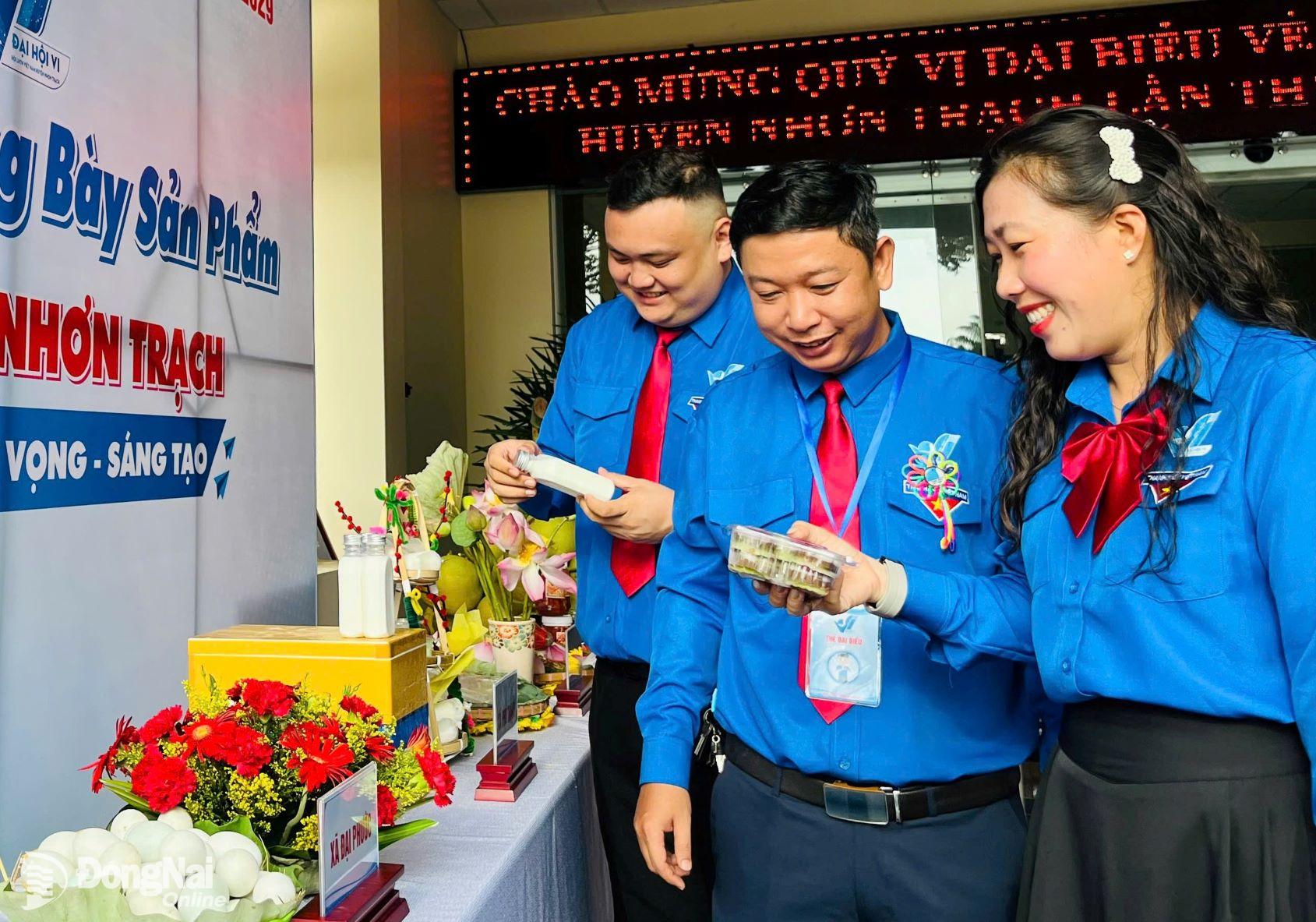 Các đại biểu tham quan gian hàng trưng bày sản phẩm đặc trưng của địa phương bên lề đại hội. Ảnh: Tỉnh đoàn cung cấp