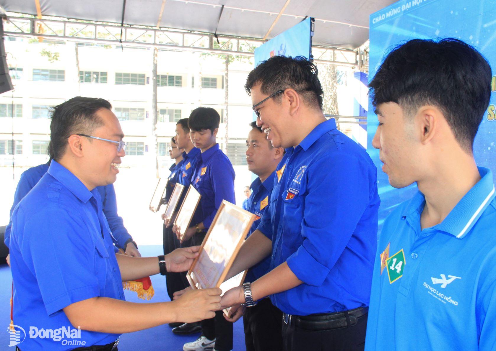 Bí thư Tỉnh đoàn Nguyễn Minh Kiên trao bằng khen cho các tập thể có thành tích xuất sắc trong phong trào Sáng tạo trẻ. Ảnh: Nga Sơn