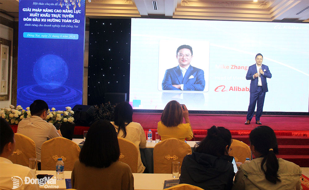 Giám đốc quốc gia Sàn thương mại điện tử Alibaba.com tại Việt Nam Mike Zhang làm diễn giả tại hội thảo chuyên đề về giải pháp nâng cao năng lực xuất khẩu trực tuyến, đón đầu xu hướng toàn cầu cho doanh nghiệp do Sở Công thương Đồng Nai tổ chức vào tháng 6-2024.