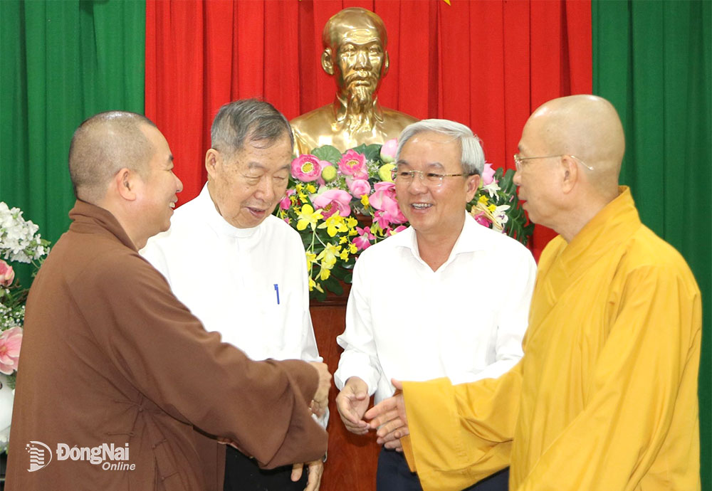 Ủy viên Ban Thường vụ Tỉnh ủy, Chủ tịch Ủy ban MTTQ Việt Nam tỉnh Cao Văn Quang (thứ 2 từ phải qua) trao đổi cùng đại diện Ban Trị sự Giáo hội Phật giáo Việt Nam tỉnh và Ủy ban Đoàn kết Công giáo Việt Nam tỉnh. Ảnh: S.Thao   