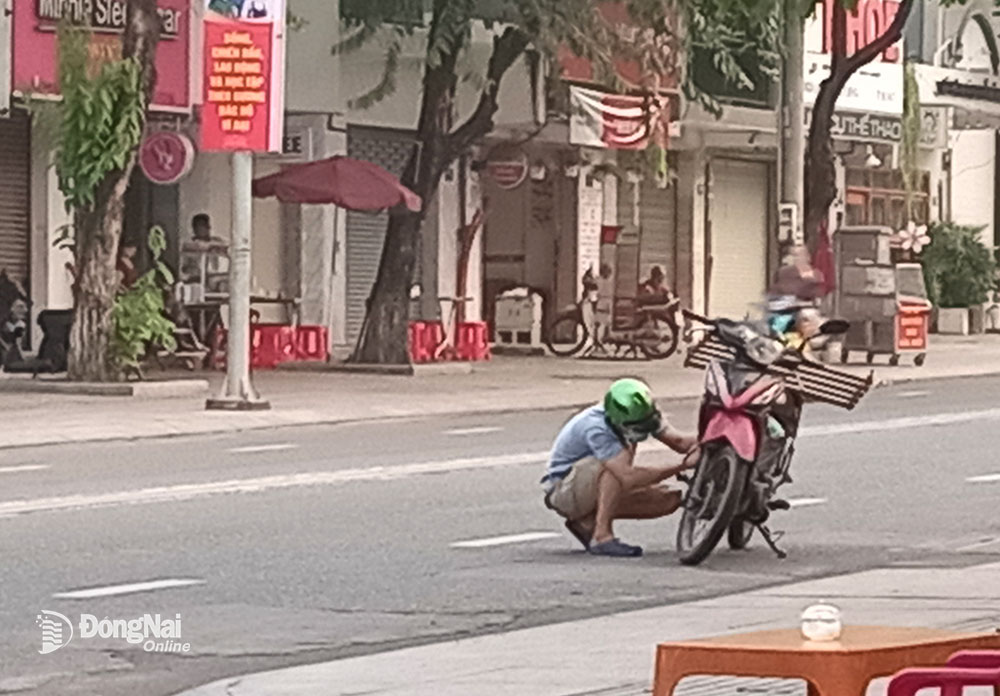 Một trường hợp dừng, đậu xe không đảm bảo an toàn giao thông trên đường 30-4 (thành phố Biên Hòa). Ảnh có tính minh họa: Đ.Phú