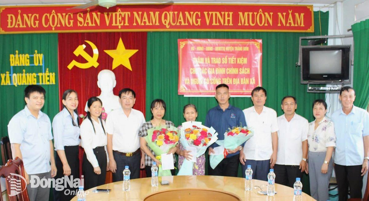 Chủ tịch MTTQ Việt Nam huyện Đào Xuân Hồng và đoàn công tác tặng quà gia đình người có công ở Giang Điền và Quảng Tiến. Ảnh: ĐPCC