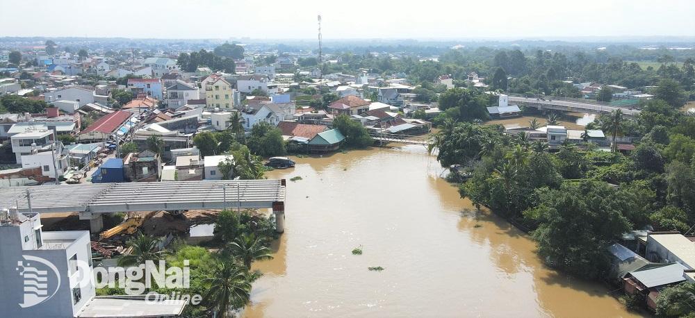 Trong khi đó, phần cầu còn lại nhà thầu chưa thể triển khai thi công vì chưa có mặt bằng.