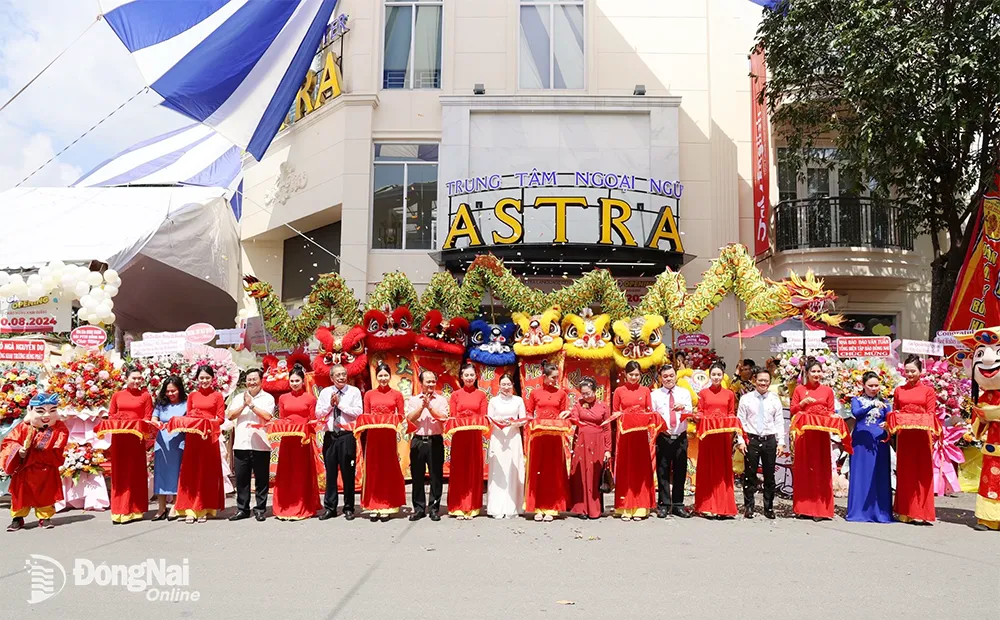 Các đại biểu thực hiện nghi thức cắt băng khai trường Astra Language Center. Ảnh: Công Nghĩa