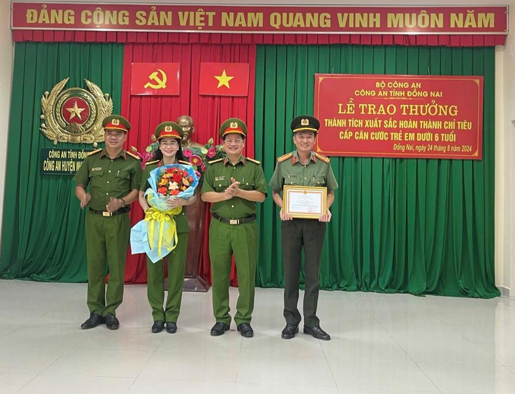 Đại tá Trần Anh Sơn, Phó Giám đốc Công an tỉnh Đồng Nai (thứ 2 bên phải) trao tặng giấy khen cho Công an huyện Nhơn Trạch. Ảnh: Công an tỉnh