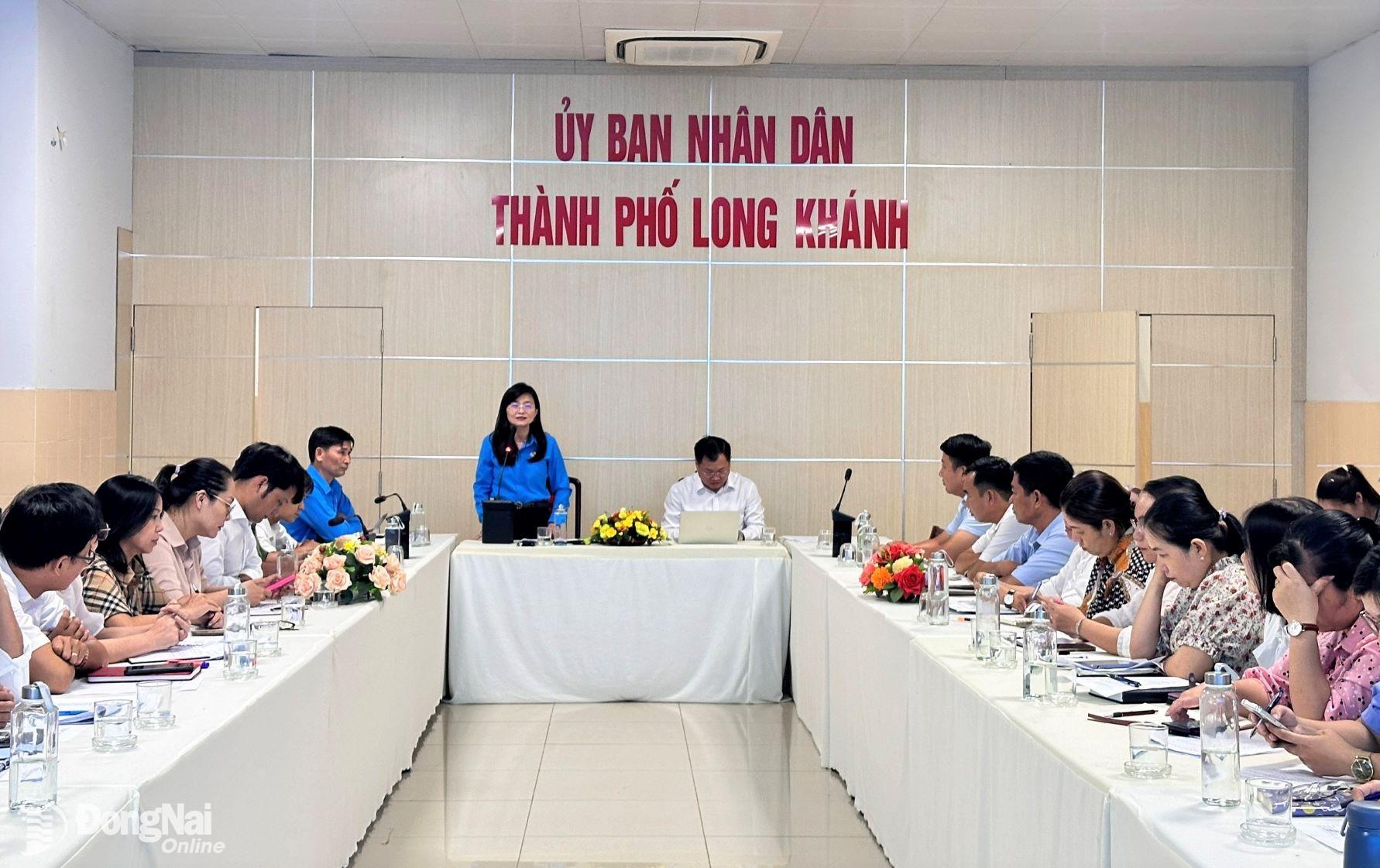 Phó chủ tịch thường trực Liên đoàn lao động tỉnh Bùi Thị Bích Thủy phát biểu tại buổi làm việc. Ảnh: CTV