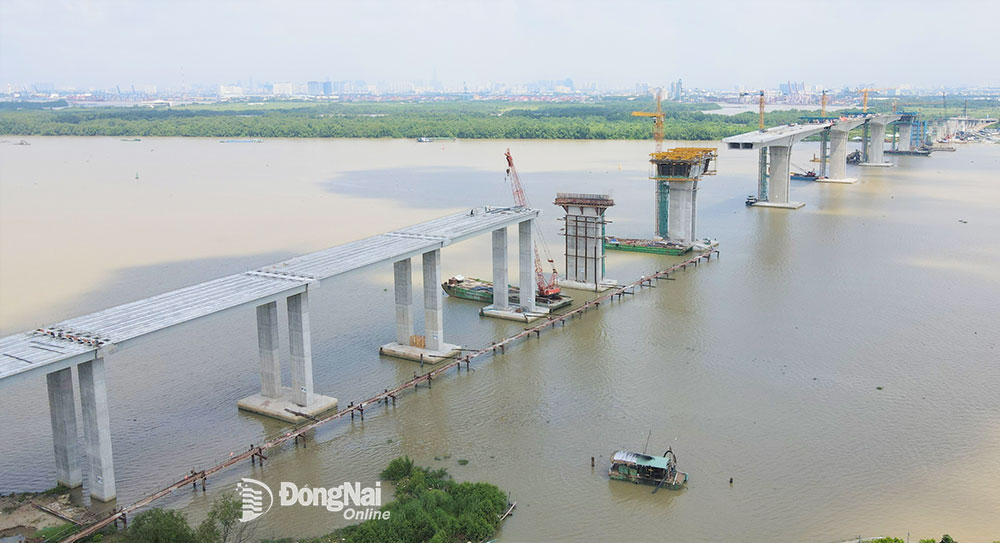 Thi công cầu Nhơn Trạch, hạng mục thuộc Dự án Thành phần 1A, đoạn Tân Vạn - Nhơn Trạch giai đoạn 1, Dự án Đường vành đai 3 - Thành phố Hồ Chí Minh. Ảnh: P.Tùng