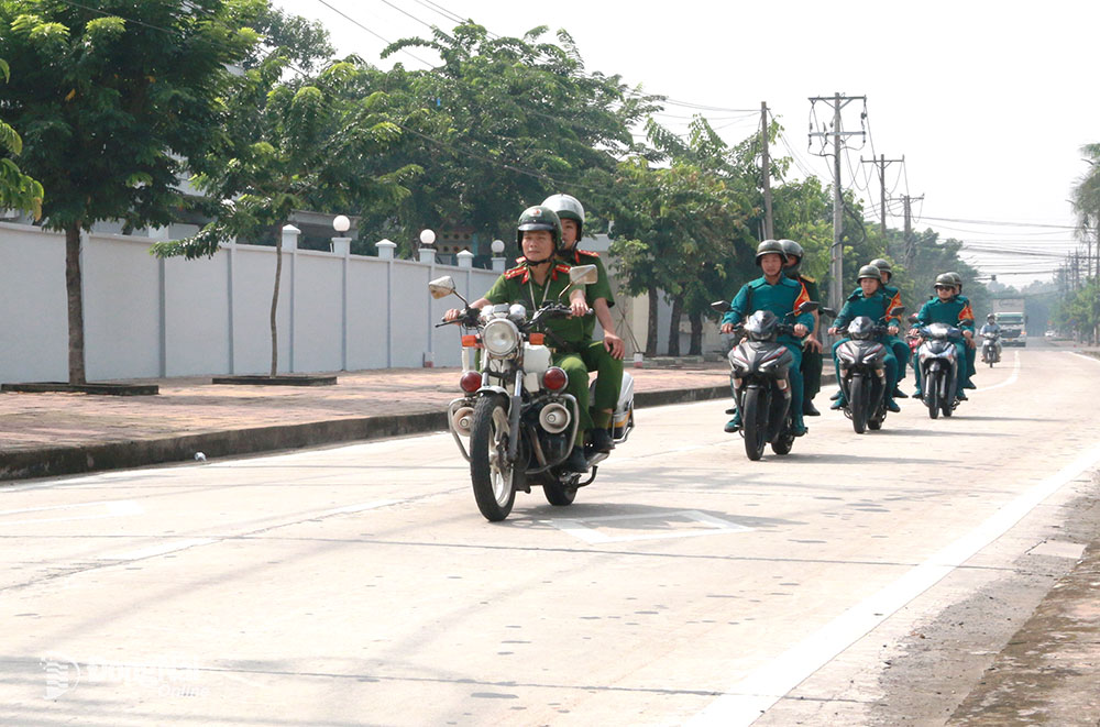 Lực lượng dân quân thường trực Khu công nghiệp Biên Hòa 1 và 2 phối hợp với Công an Khu công nghiệp Biên Hòa tuần tra thường xuyên trên các tuyến đường. Ảnh: C.Nghĩa