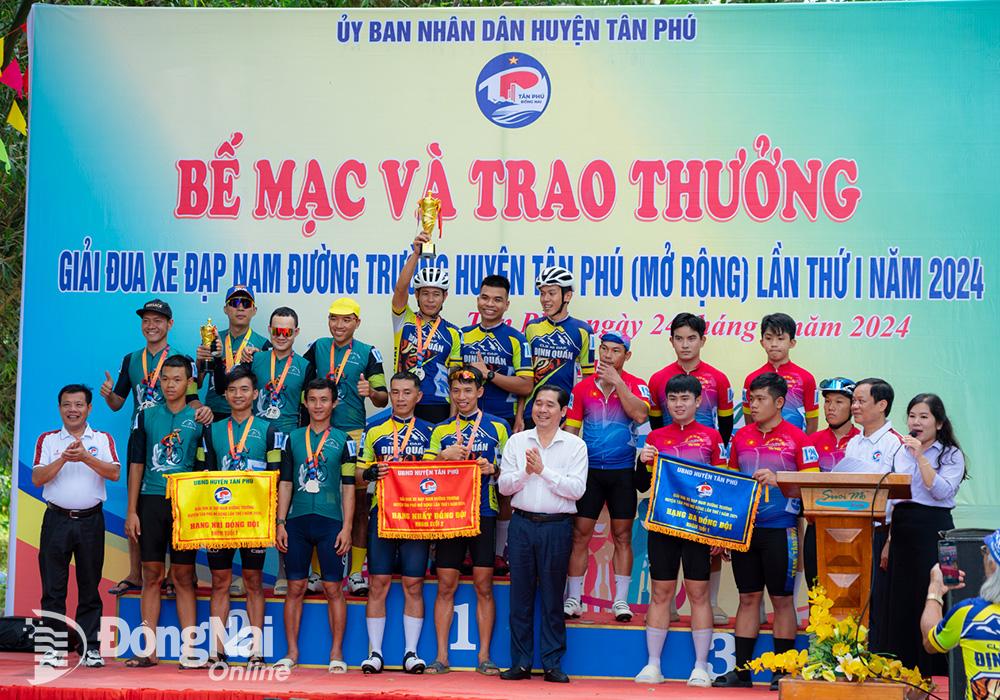 Hơn 100 cua-rơ tranh tài tại giải đua xe đạp đường trường huyện Tân Phú mở rộng lần thứ I