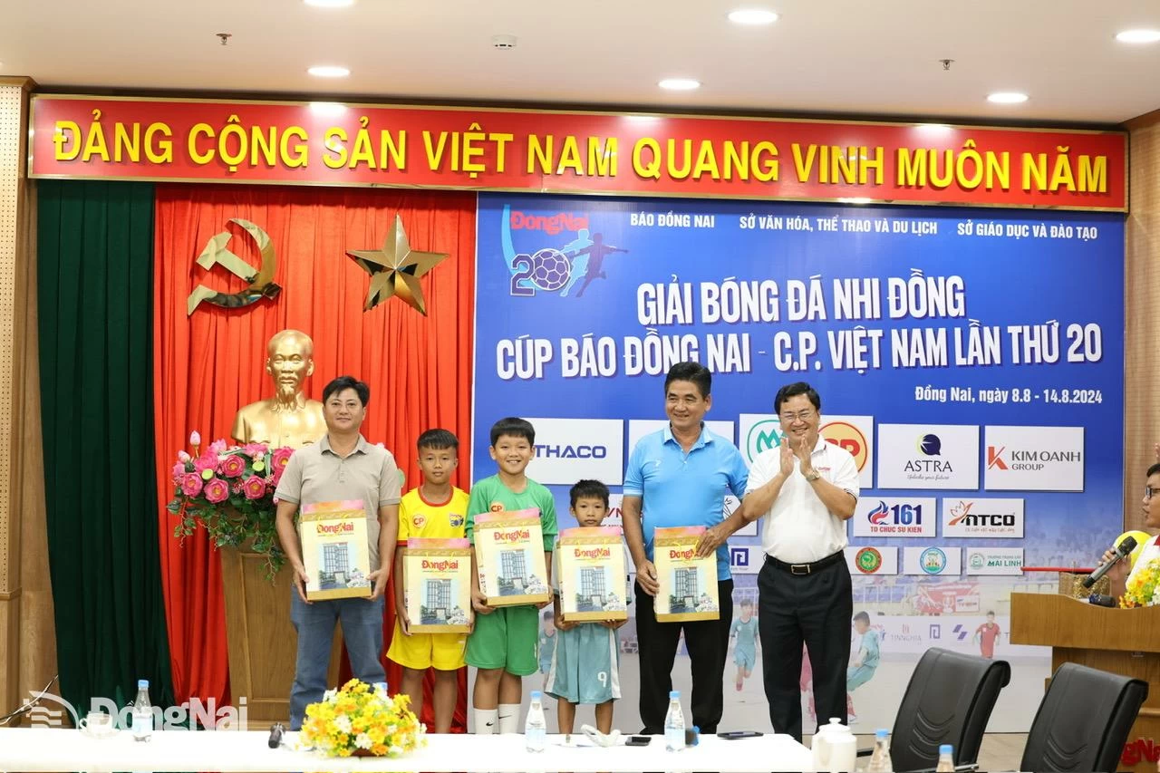 Tổng biên tập Báo Đồng Nai Đào Văn Tuấn trao quà cho các huấn luyện viên và cầu thủ tại buổi gala. Ảnh: Lê Duy