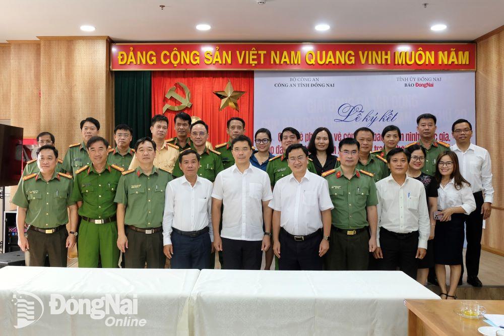 Lãnh đạo Công an tỉnh, Báo Đồng Nai chụp hình lưu niệm tại Lễ ký kết Quy chế phối hợp về bảo vệ an ninh quốc gia, bảo đảm trật tự, an toàn xã hội, đấu tranh phòng, chống tội phạm trong lĩnh vực báo chí giữa Công an tỉnh với Báo Đồng Nai. Ảnh: Đăng Tùng