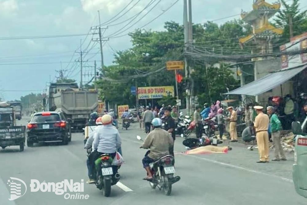 Hiện trường vụ tai nạn giao thông giữa xe đầu kéo và xe máy khiến 1 phụ nữ tử vong tại chỗ. Ảnh: CTV