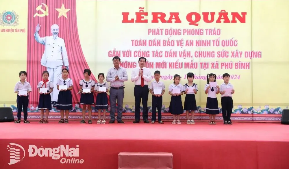 Bí thư Huyện ủy Tân Phú Trần Quang Tú trao học bổng cho học sinh nghèo trên địa bàn xã Phú Bình. Ảnh: Anh Trọng
