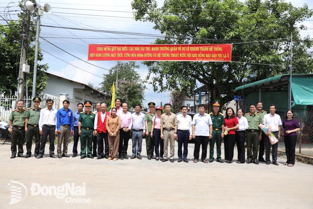 Lãnh đạo huyện cùng nhân dân xã Phú Bình chụp hình trên tuyến đường mới làm trong đợt dân vận. Ảnh: Anh Trọng