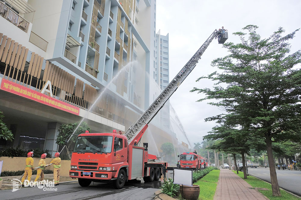 UBND thành phố Biên Hòa tổ chức thực tập phương án chữa cháy và cứu nạn, cứu hộ tại chung cư Topaz Twins (phường Thống Nhất) vào ngày 21-6. Ảnh: Đ.Tùng