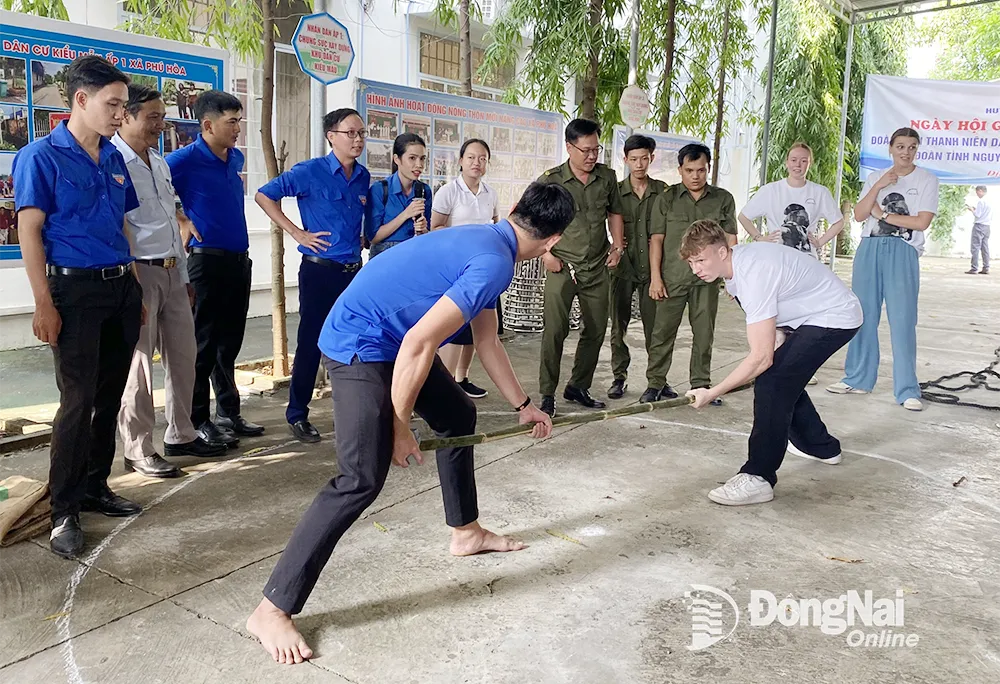 Các bạn sinh viên Pháp hào hứng tham gia các trò chơi dân gian. Ảnh: Đ.Nhi