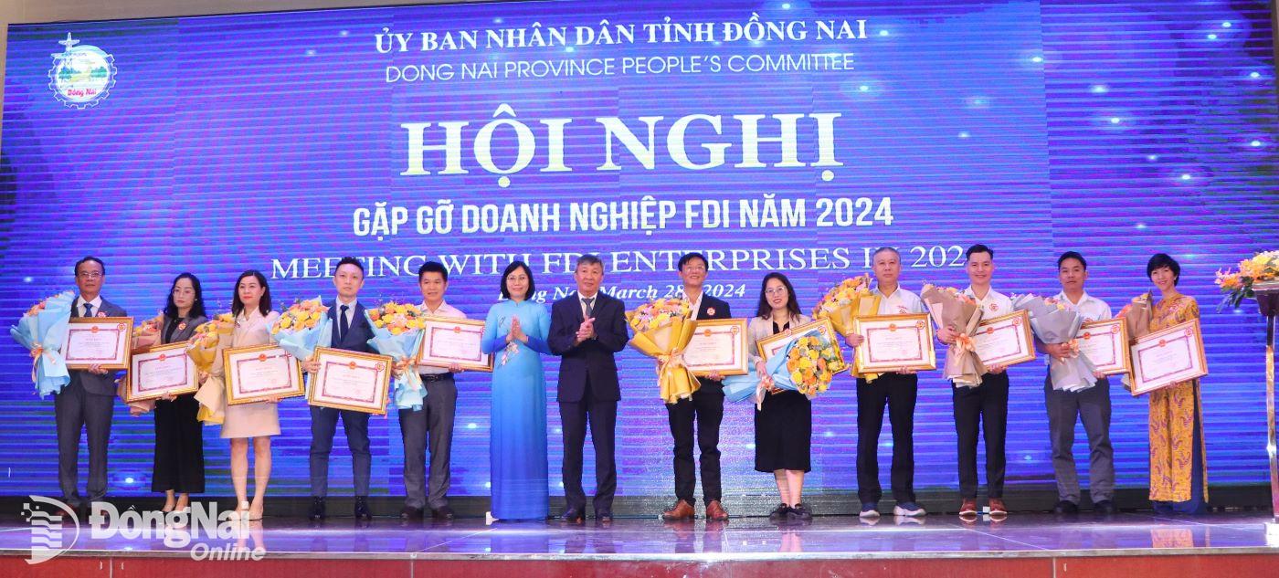 Lãnh đạo tỉnh tuyên dương doanh nghiệp FDI tại Hội nghị gặp gỡ, đối thoại doanh nghiệp FDI 2024. Ảnh: Ngọc Liên.