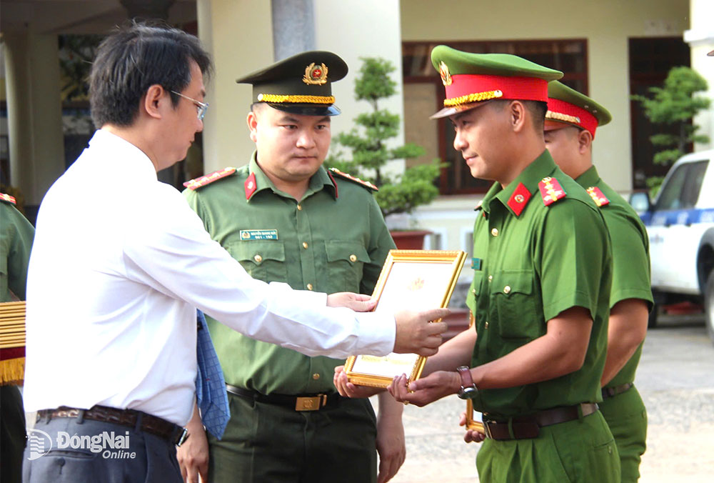 Chủ tịch UBND thành phố Biên Hòa Đỗ Khôi Nguyên trao thưởng cho các đơn vị tham gia phá án vào đầu tháng 3-2024. Ảnh: T.Danh