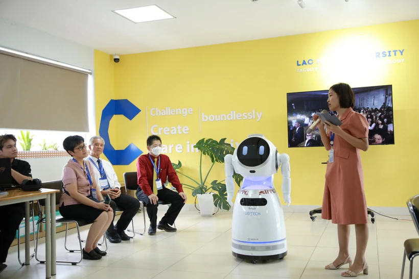 Experts from the AUN attend a classroom at Lac Hong University. (Photo: Lac Hong University)
