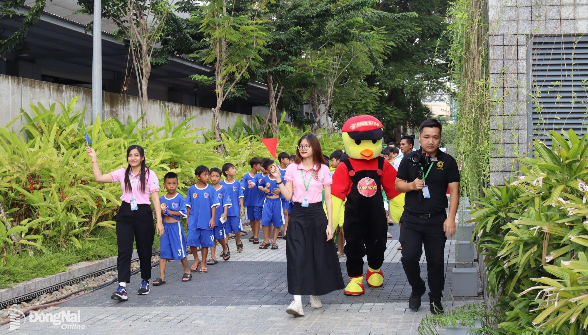 Đi thăm quan tòa nhà văn phòng Công ty CP C.P Việt Nam. Đây là công trình được chứng nhận đạt tiêu chuẩn xanh - Leed. Ảnh: Hoàng Lộc