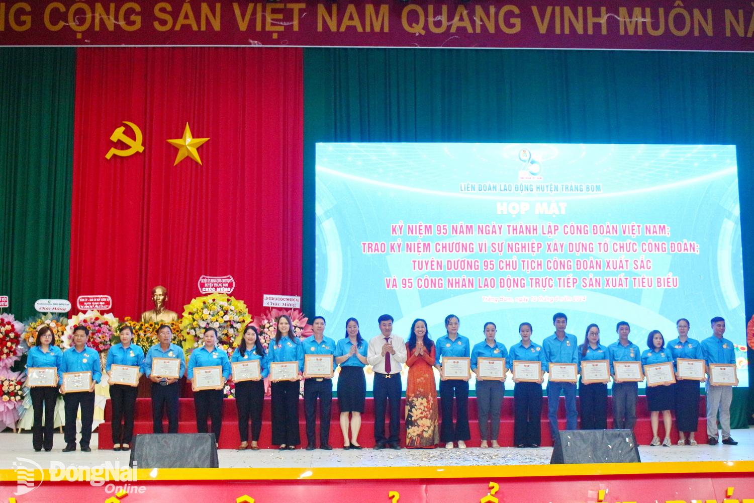 Công đoàn huyện Trảng Bom họp mặt, khen thưởng 190 cán bộ Công đoàn và công nhân lao động tiêu biểu