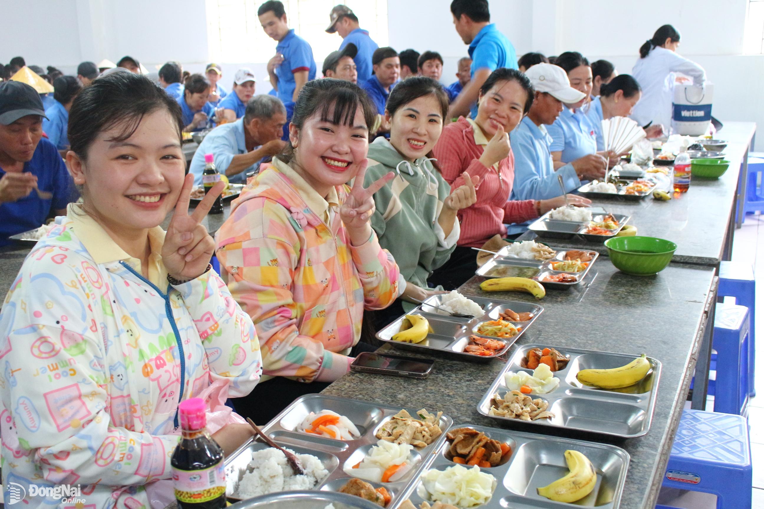 Ấm áp bữa cơm Công đoàn đặc biệt của 900 lao động ngành gỗ