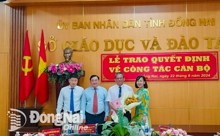 Giám đốc Sở Nội Vũ Nguyễn Hữu Định và Ban giám đốc Sở Giáo dục và đào tạo chúc mừng ông Võ Ngọc Thạch nhận quyết định. Ảnh: SGD ĐT