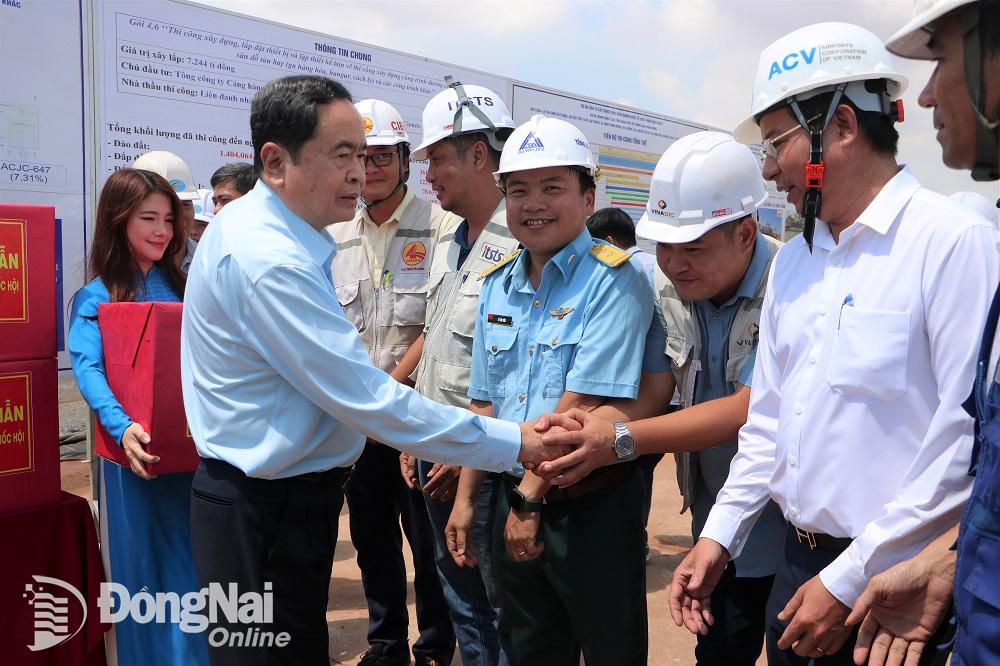 Chủ tịch Quốc hội Trần Thanh Mẫn thăm hỏi động viên các đơn vị thi công Dự án Sân bay Long Thành giai đoạn 1. Ảnh: Phạm Tùng