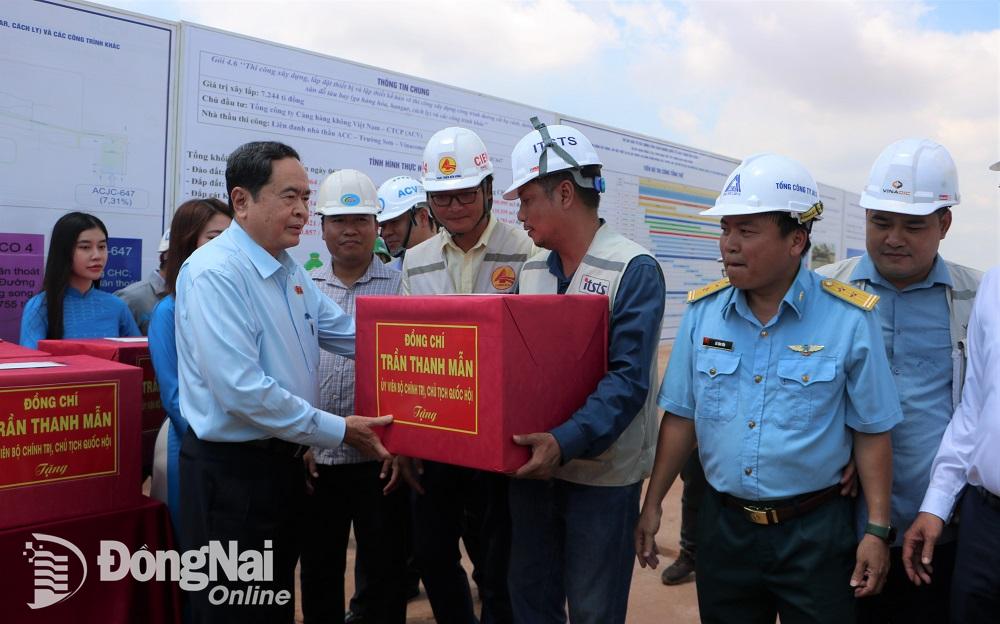 Chủ tịch Quốc hội Trần Thanh Mẫn tặng quà động viên các đơn vị thi công Dự án Sân bay Long Thành giai đoạn 1. Ảnh: Phạm Tùng