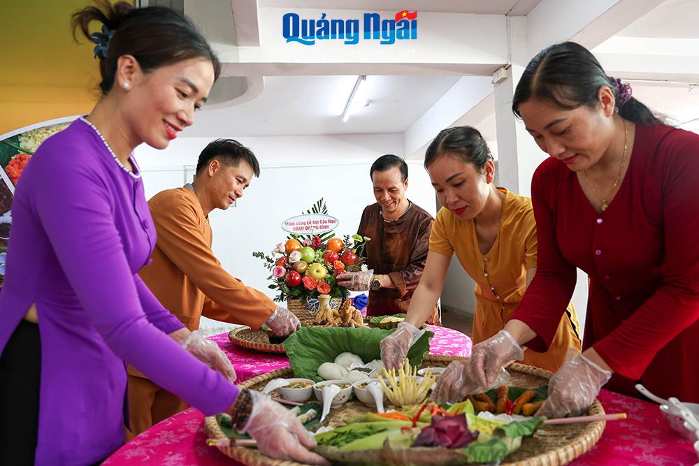 Nghệ nhân Quảng Bình chuẩn bị các món ăn truyền thống.