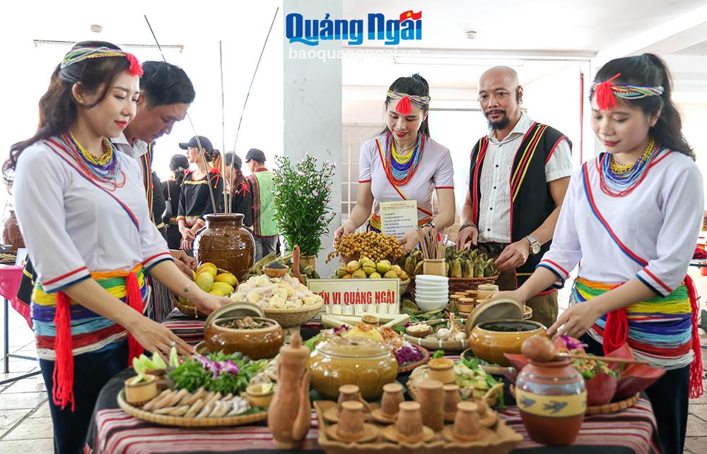 Đoàn Quảng Ngãi mang đến hội thi những món ăn độc đáo của đồng bào Cor huyện Trà Bồng.