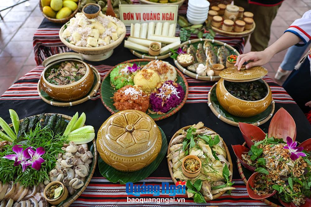 Ẩm thực của người Cor Quảng Ngãi được biết đến với những món ăn như: bánh lá đót, gỏi chuối rưng, ốc núi, heo bản địa...
