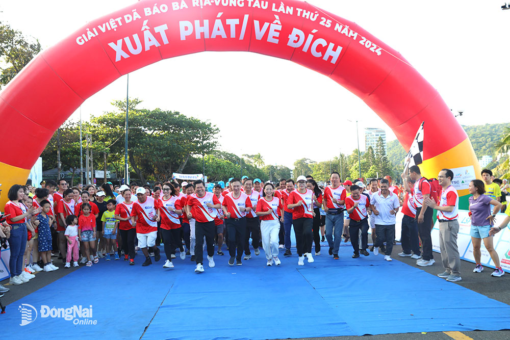 Lãnh đạo UBND tỉnh Bà Rịa - Vũng Tàu, đại biểu cùng tham gia chạy cổ động

