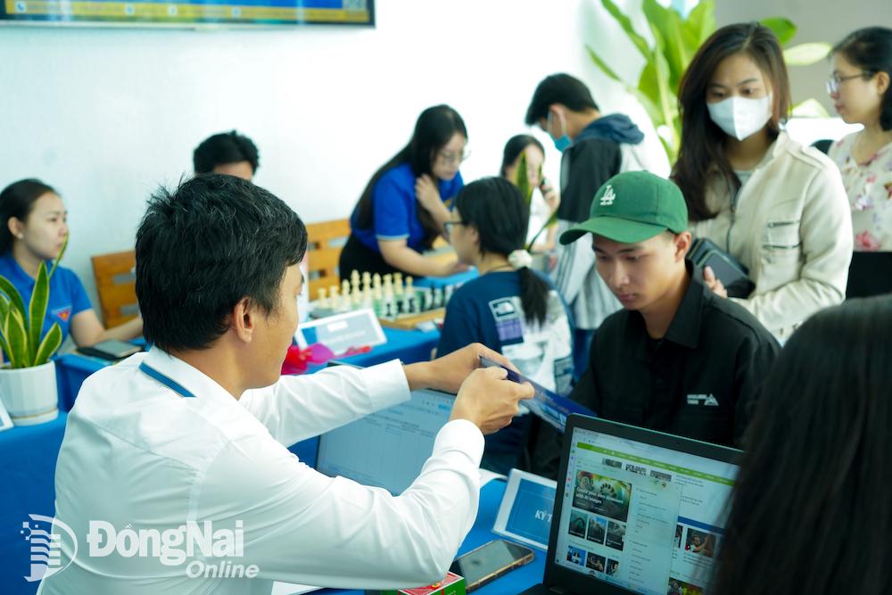 Tân sinh viên làm thủ tục nhập học tại Trường đại học Lạc Hồng. Ảnh: NTCC