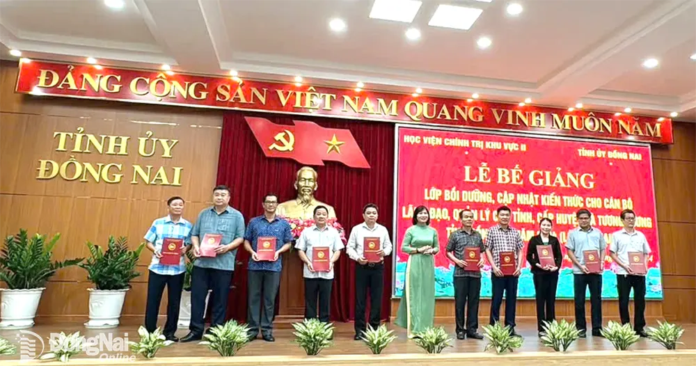 Tiến sĩ Lê Thị Anh Đào, Phó giám đốc Học viện Chính trị khu vực II trao giấy chứng nhận hoàn thành chương trình bồi dưỡng, cập nhật kiến thức năm 2024 cho các học viên. Ảnh: Phương Hằng
